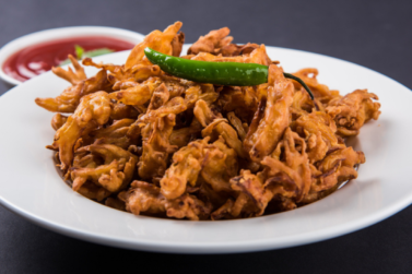 pyaj pakode fried
